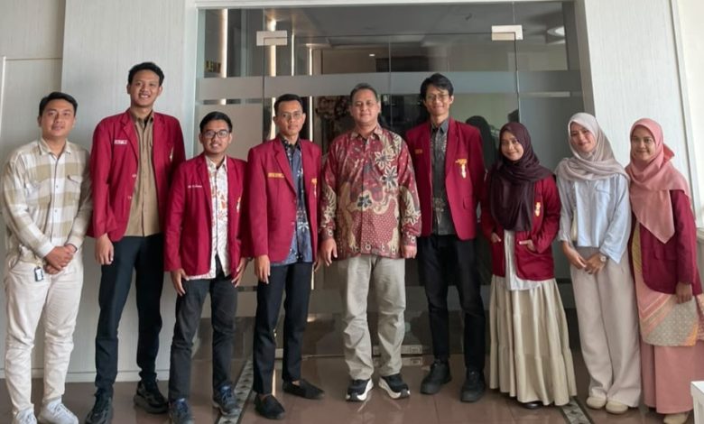 Perwakilan dari IYORC, pimpinan IMM Jawa Tengah, dan pihak Universitas Muhammadiyah Purwokerto (UMP) dalam pose bersama yang penuh keakraban di koridor modern setelah rapat koordinasi ICOS 2026. Menampilkan perpaduan busana formal dan jaket almamater IMM merah.