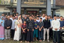 Foto bersama keluarga Nasi Kebuli AJB UMP, Ibu Erwina dari Australia, dan anak-anak Panti Asuhan Muhammadiyah Purwokerto.