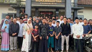 Foto bersama keluarga Nasi Kebuli AJB UMP, Ibu Erwina dari Australia, dan anak-anak Panti Asuhan Muhammadiyah Purwokerto.