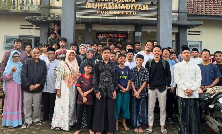 Foto bersama keluarga Nasi Kebuli AJB UMP, Ibu Erwina dari Australia, dan anak-anak Panti Asuhan Muhammadiyah Purwokerto.