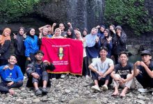 Foto bersama kader IMM Buya Hamka Universitas Muhammadiyah Purwokerto di depan air terjun Curug Lawa saat acara kaderisasi.