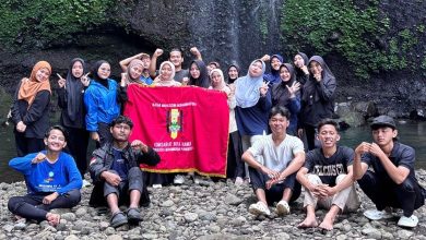 Foto bersama kader IMM Buya Hamka Universitas Muhammadiyah Purwokerto di depan air terjun Curug Lawa saat acara kaderisasi.