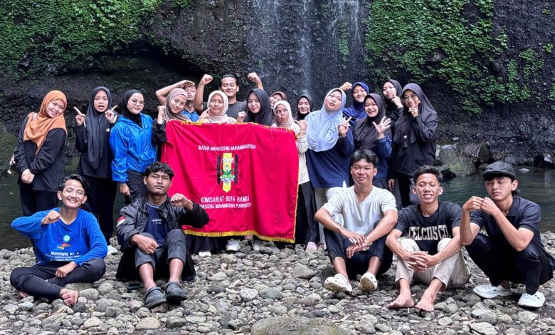 Foto bersama kader IMM Buya Hamka Universitas Muhammadiyah Purwokerto di depan air terjun Curug Lawa saat acara kaderisasi.