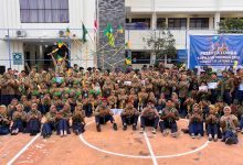 Ratusan peserta dan panitia Lomba Hizbul Wathan 2026 berfoto bersama dengan membawa trofi di lapangan Kampus 2 Universitas Muhammadiyah Magelang (UNIMMA).