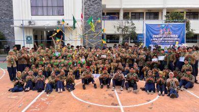 Ratusan peserta dan panitia Lomba Hizbul Wathan 2026 berfoto bersama dengan membawa trofi di lapangan Kampus 2 Universitas Muhammadiyah Magelang (UNIMMA).