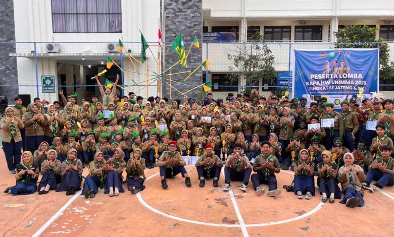Ratusan peserta dan panitia Lomba Hizbul Wathan 2026 berfoto bersama dengan membawa trofi di lapangan Kampus 2 Universitas Muhammadiyah Magelang (UNIMMA).