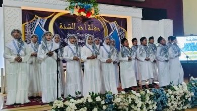 Siswa-siswi SD Muhammadiyah Tangkil Tengah mengenakan busana muslim bernuansa Arabic dan serban saat tampil di atas panggung dalam acara Haflah Akhirussanah di Gedung Hall PCM Pekajangan.