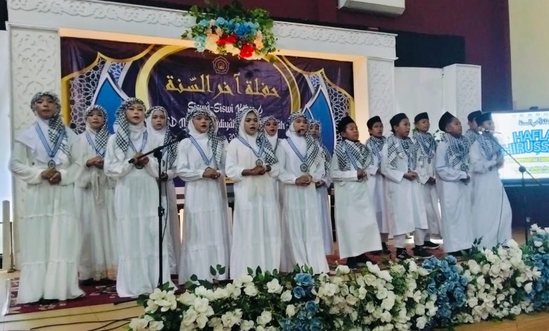 Siswa-siswi SD Muhammadiyah Tangkil Tengah mengenakan busana muslim bernuansa Arabic dan serban saat tampil di atas panggung dalam acara Haflah Akhirussanah di Gedung Hall PCM Pekajangan.