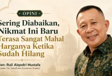 Gambar utama artikel opini Ruli Alqodri Mustafa mengenai pentingnya menjaga nikmat sehat, menampilkan foto potret penulis mengenakan kemeja batik hijau dengan latar belakang ilustrasi masjid bernuansa krem emas.
