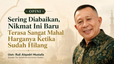 Gambar utama artikel opini Ruli Alqodri Mustafa mengenai pentingnya menjaga nikmat sehat, menampilkan foto potret penulis mengenakan kemeja batik hijau dengan latar belakang ilustrasi masjid bernuansa krem emas.