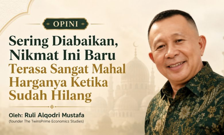 Gambar utama artikel opini Ruli Alqodri Mustafa mengenai pentingnya menjaga nikmat sehat, menampilkan foto potret penulis mengenakan kemeja batik hijau dengan latar belakang ilustrasi masjid bernuansa krem emas.