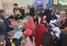 Mahasiswa KKN FIK UMS memberikan lembar edukasi cara mencegah hipertensi pada lansia saat penyuluhan kesehatan di Posyandu Delima, Sukoharjo.