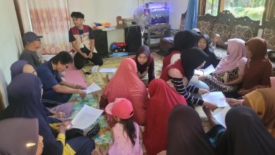 Mahasiswa KKN FIK UMS memberikan lembar edukasi cara mencegah hipertensi pada lansia saat penyuluhan kesehatan di Posyandu Delima, Sukoharjo.