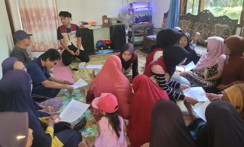 Mahasiswa KKN FIK UMS memberikan lembar edukasi cara mencegah hipertensi pada lansia saat penyuluhan kesehatan di Posyandu Delima, Sukoharjo.
