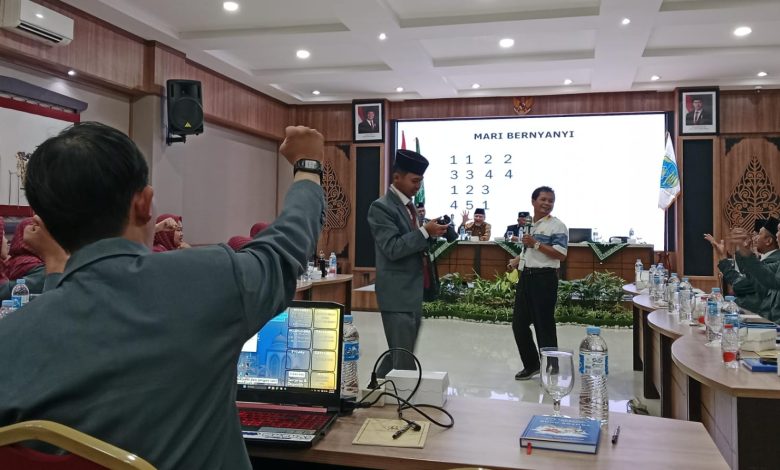 Sekretaris PDM Kota Magelang Salamun saat memberikan sambutan dan membuka workshop guru SMP Mutual Kota Magelang di Yogyakarta.