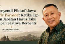 Foto Ruli Alqodri Mustafa dengan latar belakang Candi Borobudur dan judul opini Menyentil Filosofi Jawa Wis Wayahe
