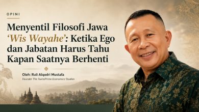 Foto Ruli Alqodri Mustafa dengan latar belakang Candi Borobudur dan judul opini Menyentil Filosofi Jawa Wis Wayahe
