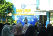 Siswa SMP UMP berbicara di depan barisan murid dalam kegiatan Ramadan di halaman sekolah Islam unggulan Purwokerto.