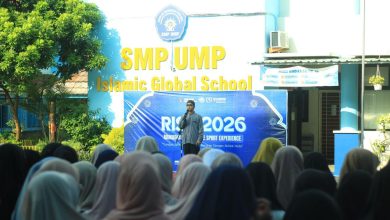 Siswa SMP UMP berbicara di depan barisan murid dalam kegiatan Ramadan di halaman sekolah Islam unggulan Purwokerto.