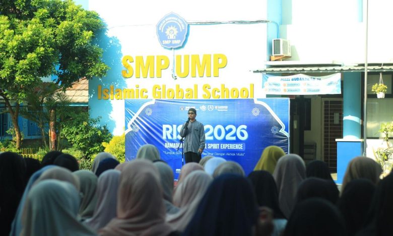Siswa SMP UMP berbicara di depan barisan murid dalam kegiatan Ramadan di halaman sekolah Islam unggulan Purwokerto.
