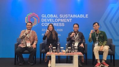 Empat orang delegasi Universitas Muhammadiyah Surakarta duduk berjejer di panggung forum internasional THE Global Sustainable Development Congress 2026 dengan latar belakang backdrop biru bertuliskan Global Sustainable Development Congress.