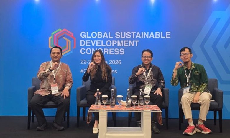 Empat orang delegasi Universitas Muhammadiyah Surakarta duduk berjejer di panggung forum internasional THE Global Sustainable Development Congress 2026 dengan latar belakang backdrop biru bertuliskan Global Sustainable Development Congress.