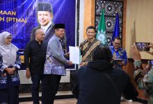 Penyerahan dokumen izin operasional Prodi PPG Keagamaan FAI UMS oleh perwakilan Kemenag RI dalam acara resmi PTMA.