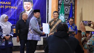 Penyerahan dokumen izin operasional Prodi PPG Keagamaan FAI UMS oleh perwakilan Kemenag RI dalam acara resmi PTMA.