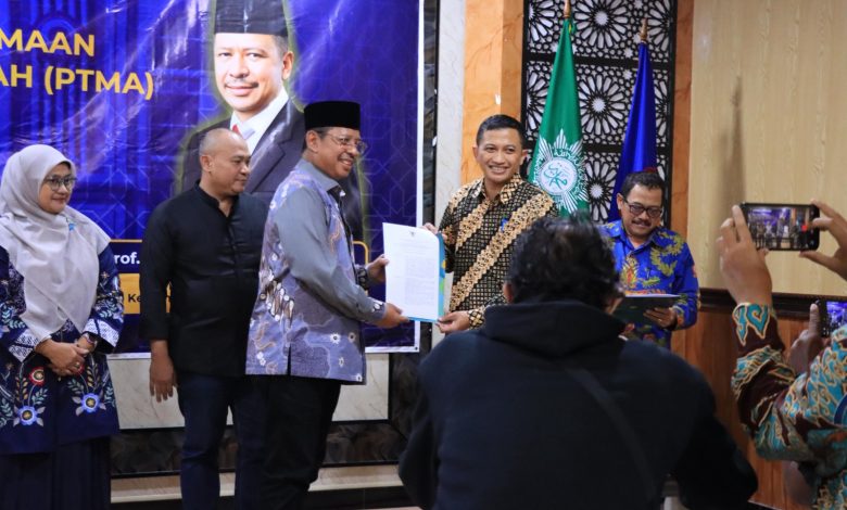 Penyerahan dokumen izin operasional Prodi PPG Keagamaan FAI UMS oleh perwakilan Kemenag RI dalam acara resmi PTMA.