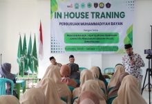 Ketua PDM Purworejo memberikan materi dalam In House Training guru Perguruan Muhammadiyah Bayan di Kutoarjo