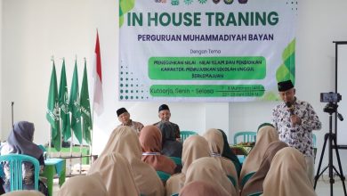 Ketua PDM Purworejo memberikan materi dalam In House Training guru Perguruan Muhammadiyah Bayan di Kutoarjo
