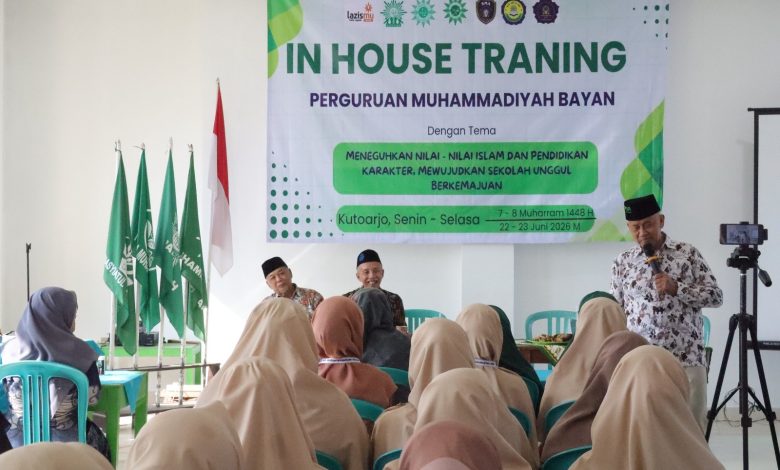 Ketua PDM Purworejo memberikan materi dalam In House Training guru Perguruan Muhammadiyah Bayan di Kutoarjo
