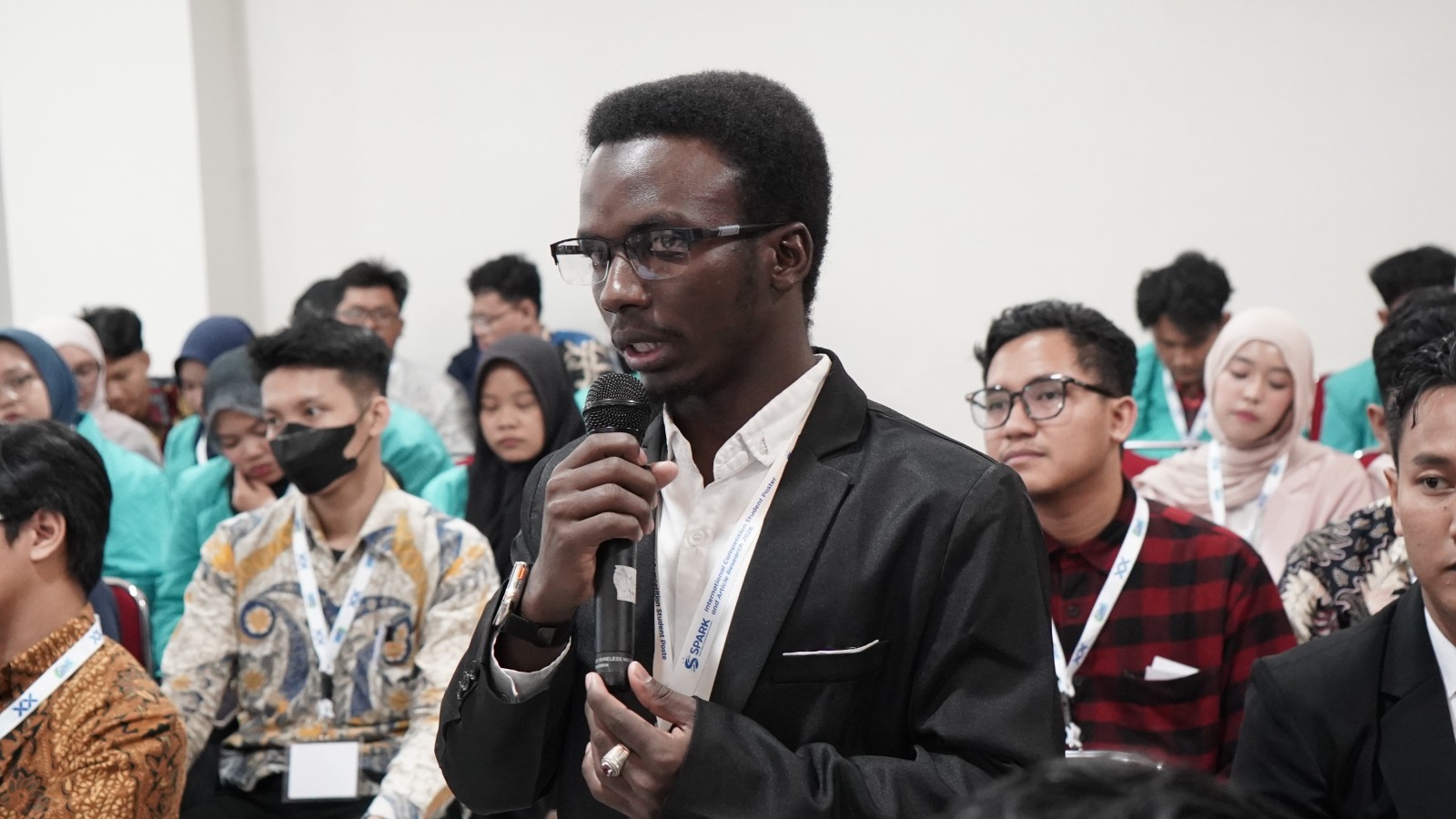 Mahasiswa luar negeri memegang mikrofon saat sesi tanya jawab dalam konferensi internasional mahasiswa SPARK dan SIML UMS.