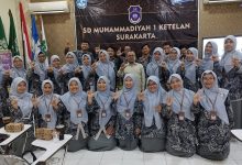 Rombongan guru SD Muhammadiyah 1 Kota Tegal melakukan foto bersama saat kunjungan studi tiru strategi SPMB sekolah swasta di SD Muhammadiyah 1 Solo.