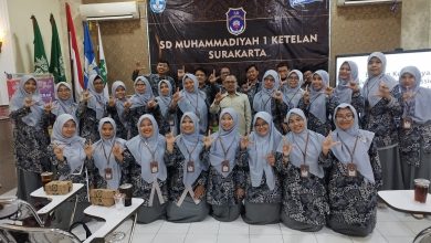 Rombongan guru SD Muhammadiyah 1 Kota Tegal melakukan foto bersama saat kunjungan studi tiru strategi SPMB sekolah swasta di SD Muhammadiyah 1 Solo.