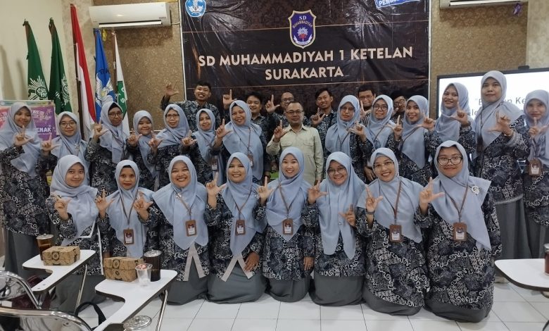 Rombongan guru SD Muhammadiyah 1 Kota Tegal melakukan foto bersama saat kunjungan studi tiru strategi SPMB sekolah swasta di SD Muhammadiyah 1 Solo.
