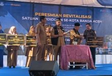 Mendikdasmen Abdul Mu'ti menandatangani prasasti peresmian revitalisasi sekolah se-Kota Banda Aceh di atas panggung acara.