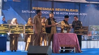 Mendikdasmen Abdul Mu'ti menandatangani prasasti peresmian revitalisasi sekolah se-Kota Banda Aceh di atas panggung acara.