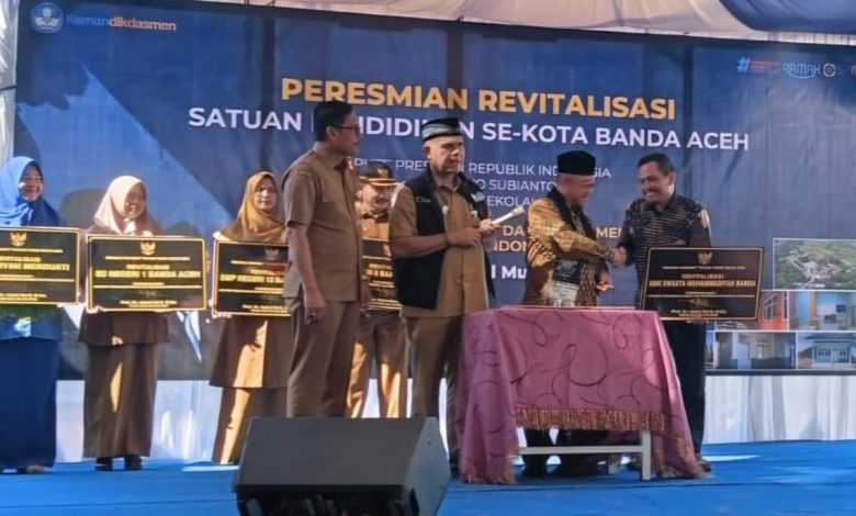 Mendikdasmen Abdul Mu'ti menandatangani prasasti peresmian revitalisasi sekolah se-Kota Banda Aceh di atas panggung acara.