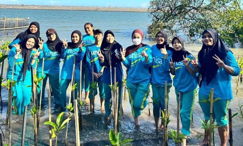 Mahasiswa UNISA Yogyakarta menanam bibit mangrove di kawasan pesisir Pantai Baros Bantul untuk mencegah abrasi.