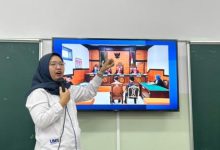 Dosen FHIP UMS Hanifah Febriani memaparkan materi Introduction of Indonesian Criminal Law menggunakan layar digital di ruang kelas Tôn Đức Thắng University Vietnam.