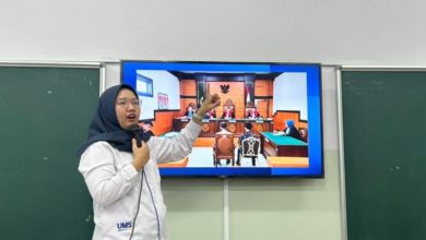 Dosen FHIP UMS Hanifah Febriani memaparkan materi Introduction of Indonesian Criminal Law menggunakan layar digital di ruang kelas Tôn Đức Thắng University Vietnam.
