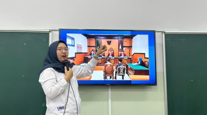 Dosen FHIP UMS Hanifah Febriani memaparkan materi Introduction of Indonesian Criminal Law menggunakan layar digital di ruang kelas Tôn Đức Thắng University Vietnam.