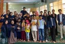 Mahasiswa AKMT Temanggung dan pengelola TPQ An-Nur Manding berfoto bersama para santri pemenang lomba keagamaan dalam program metode pembelajaran interaktif Living AIK.