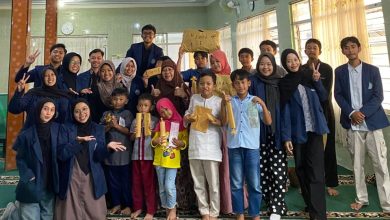 Mahasiswa AKMT Temanggung dan pengelola TPQ An-Nur Manding berfoto bersama para santri pemenang lomba keagamaan dalam program metode pembelajaran interaktif Living AIK.