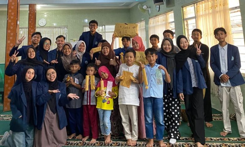 Mahasiswa AKMT Temanggung dan pengelola TPQ An-Nur Manding berfoto bersama para santri pemenang lomba keagamaan dalam program metode pembelajaran interaktif Living AIK.
