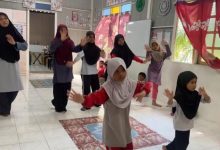 Siswa diaspora Indonesia di Sanggar Bimbingan Banting, Malaysia, berpose ceria dan kompak saat belajar gerakan dasar tari tradisional Indonesia bersama mahasiswa KKN Internasional UMS.