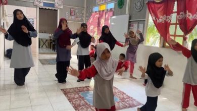 Siswa diaspora Indonesia di Sanggar Bimbingan Banting, Malaysia, berpose ceria dan kompak saat belajar gerakan dasar tari tradisional Indonesia bersama mahasiswa KKN Internasional UMS.