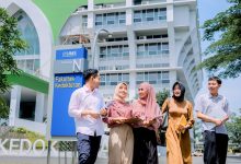 Mahasiswa berjalan di depan Gedung N Fakultas Kedokteran setelah pengumuman raihan akreditasi internasional FK UMS dari IAAHEH.