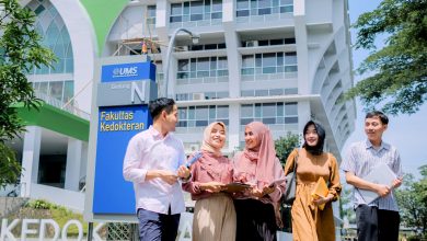 Mahasiswa berjalan di depan Gedung N Fakultas Kedokteran setelah pengumuman raihan akreditasi internasional FK UMS dari IAAHEH.